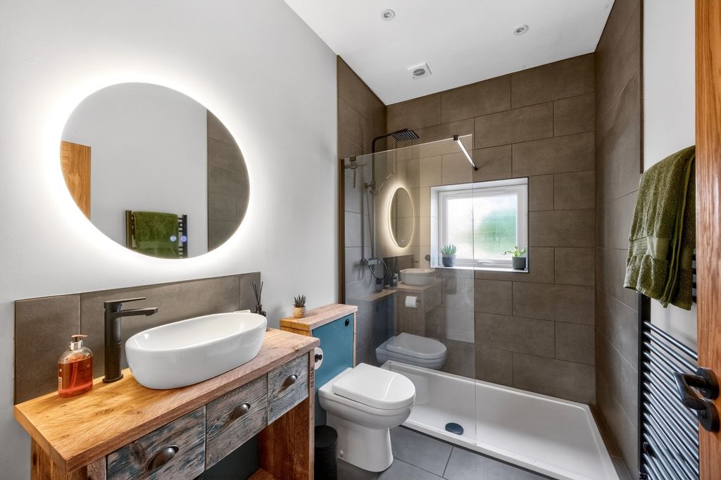 Property photo 2 of 19 Ensuite Shower Room