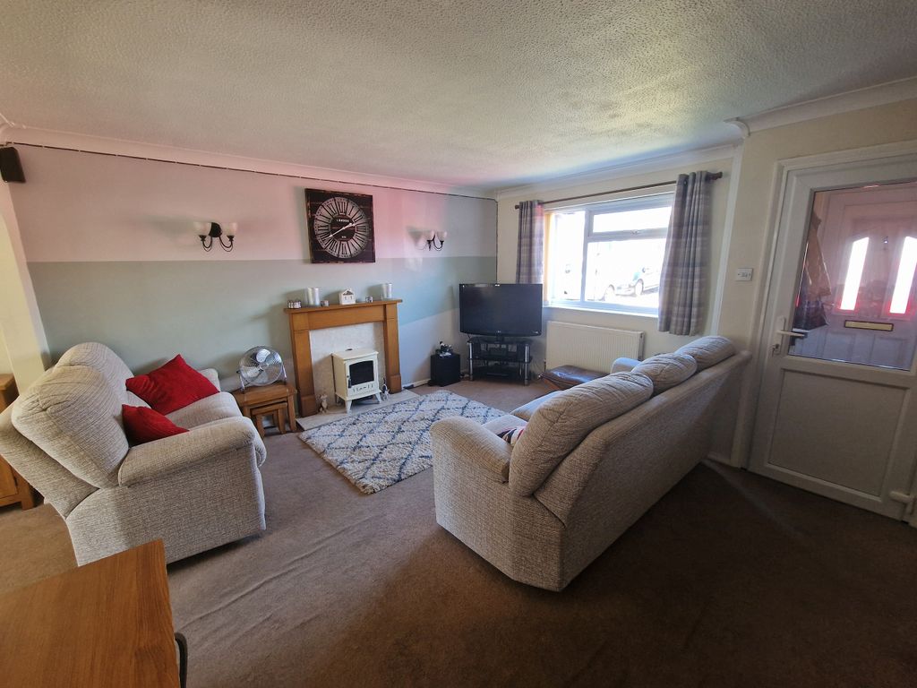 Property photo 3 of 19 Living Room