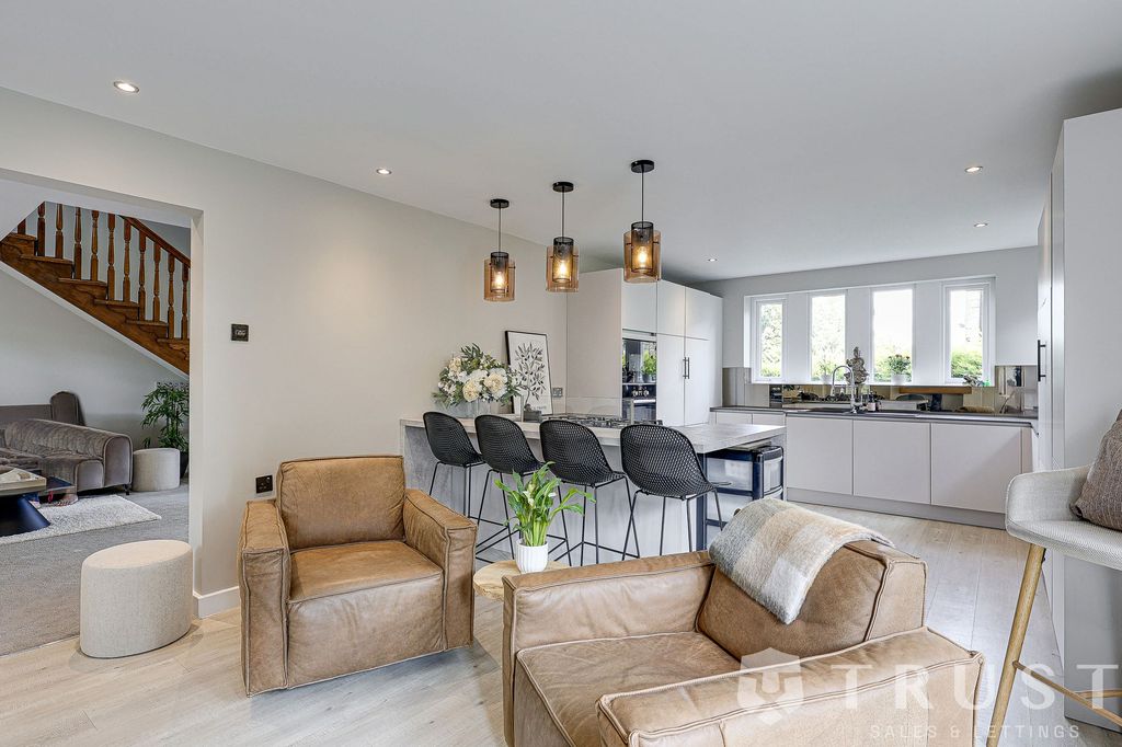 4 bed detached house for saleTithe Barn Cottage, Halifax Road, Liversedge WF15 photo 4