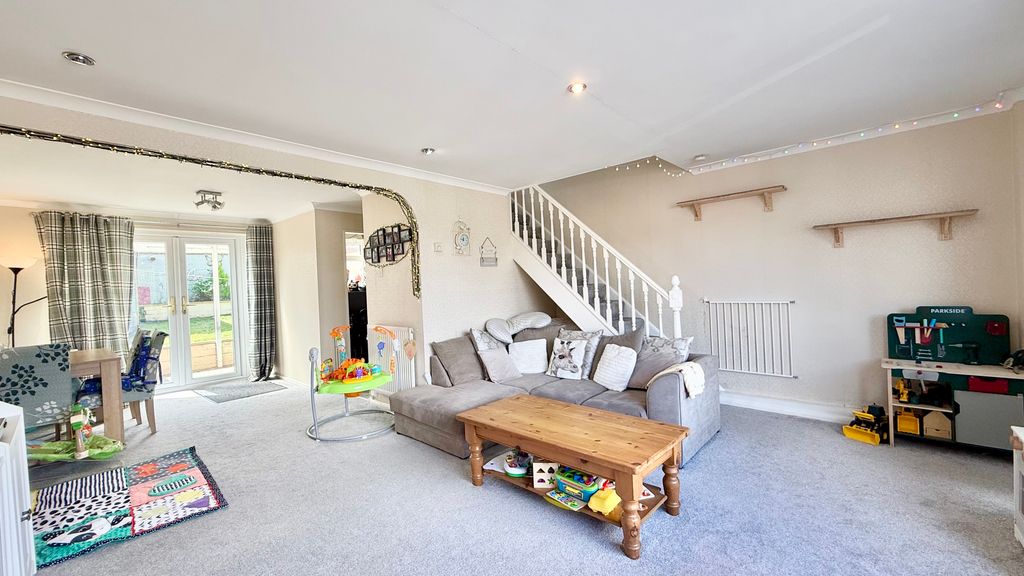 Property photo 3 of 16 Lounge