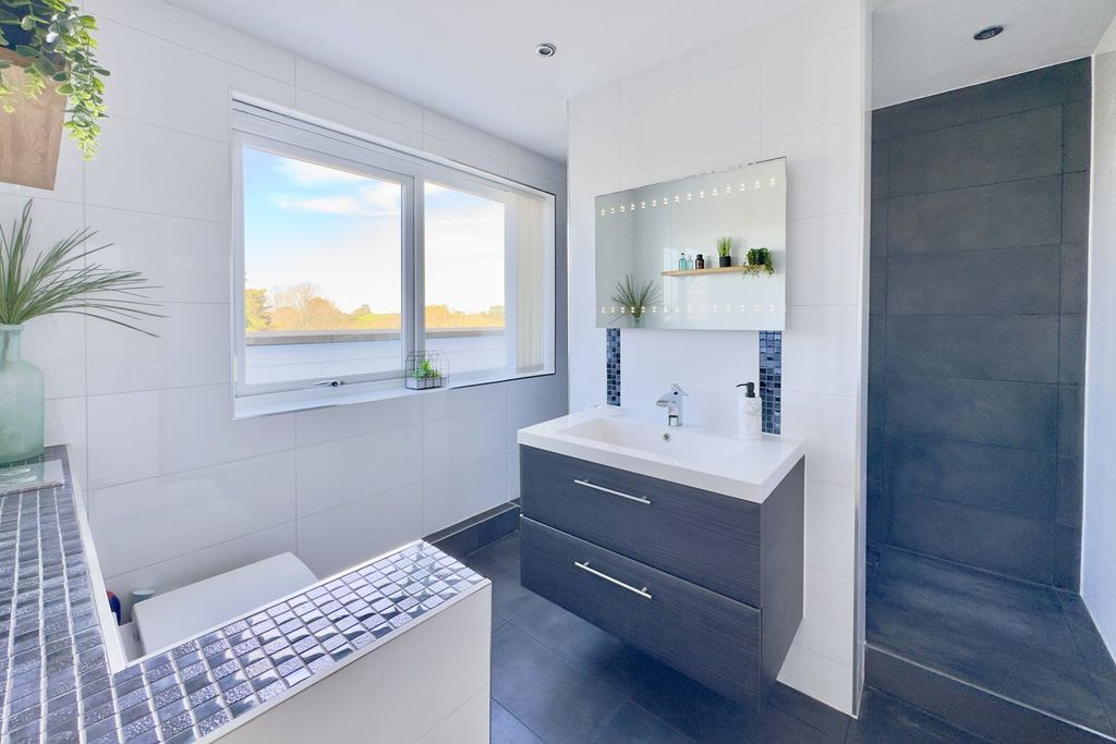 Additional image 4 of 3 bed flat for salePenthouse, West Cliff Road, West Cliff, Bournemouth BH4