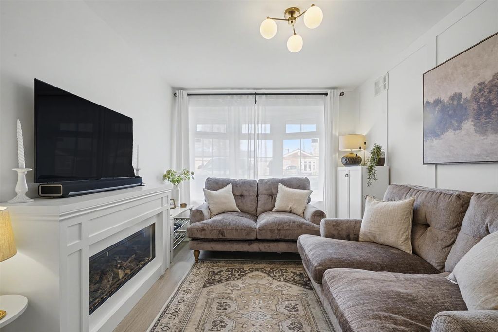 Property photo 2 of 27 Lounge/Sitting Room