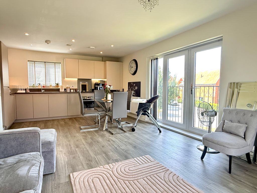 2 bed flat for salePilots View, Chatham ME4 photo 4