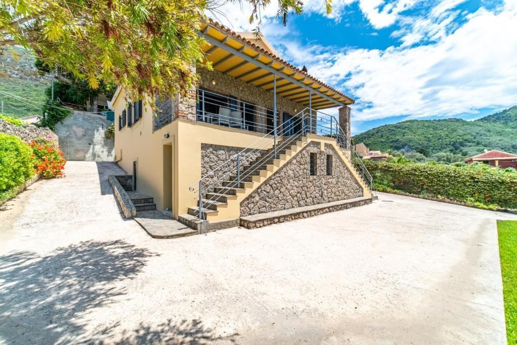 Property photo 3 of 19 Parking Area And Steps