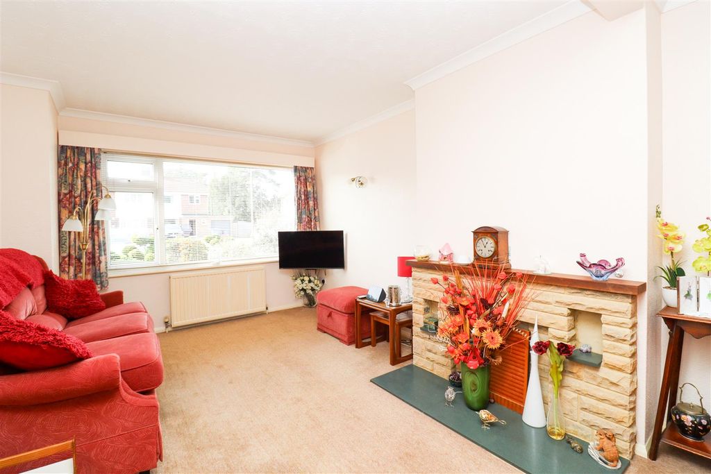 Property photo 3 of 18 Living Room