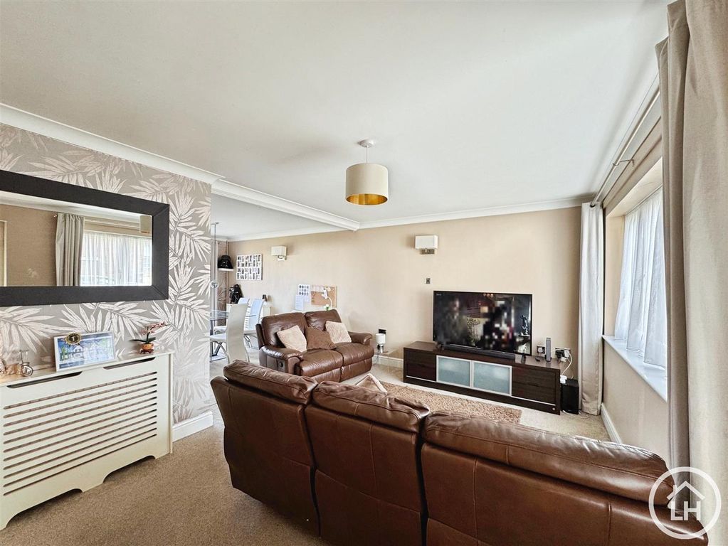 Property photo 3 of 12 Lounge