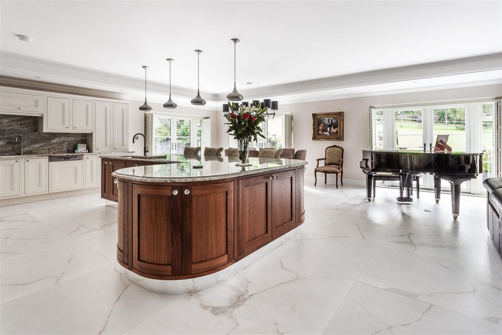 Property photo 2 of 27 House. Partnership