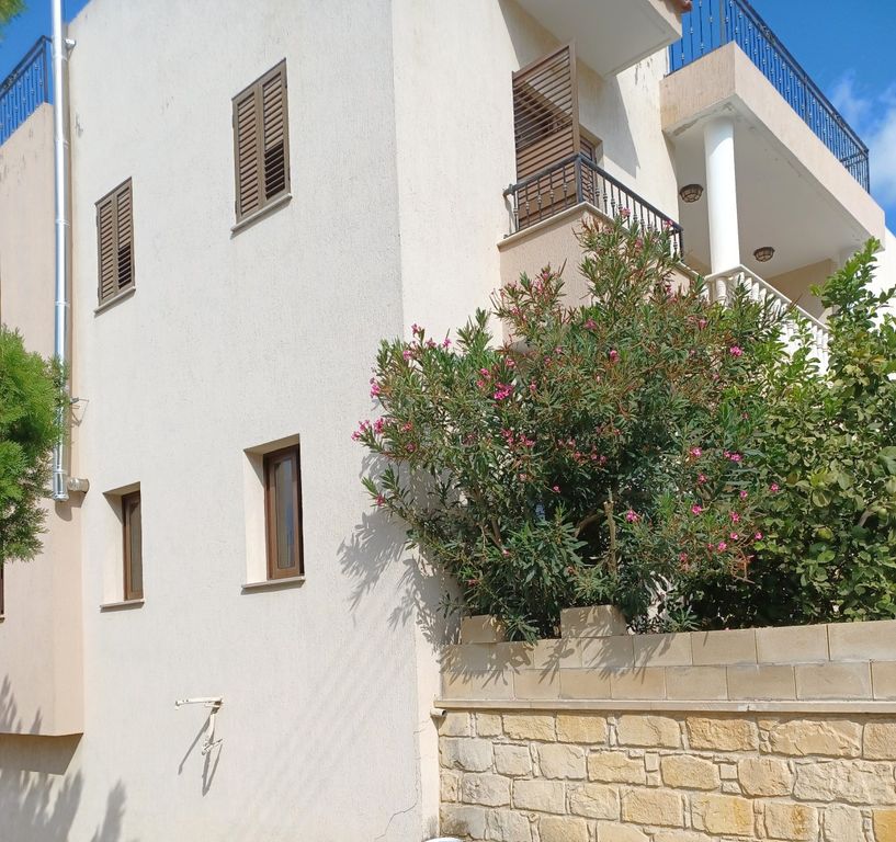 Property photo 2 of 32