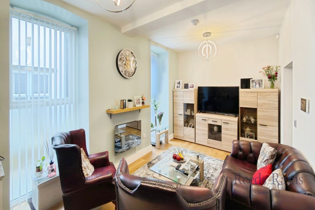 Property photo 3 of 11 Lounge