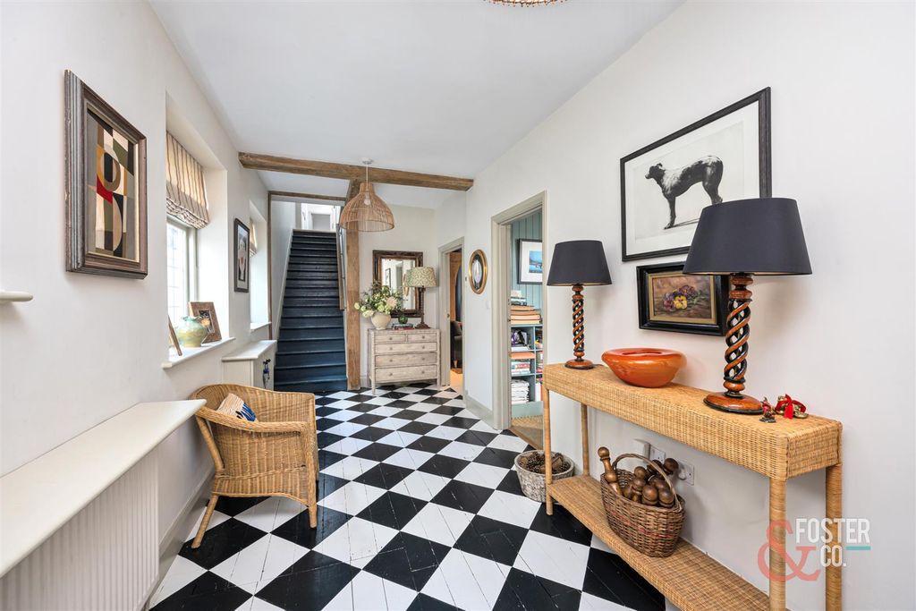 Property photo 2 of 33 Princes Crescent, 5-033.Jpg