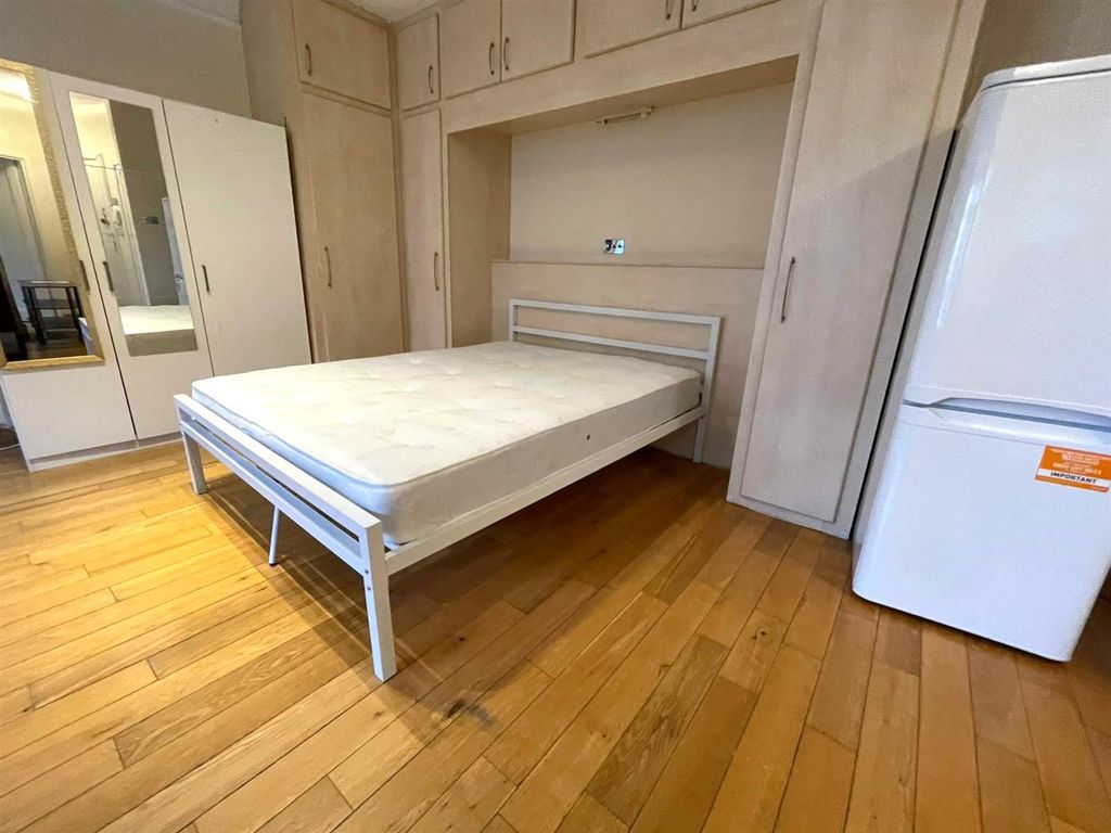 Property photo 3 of 7 Bed.Jpeg