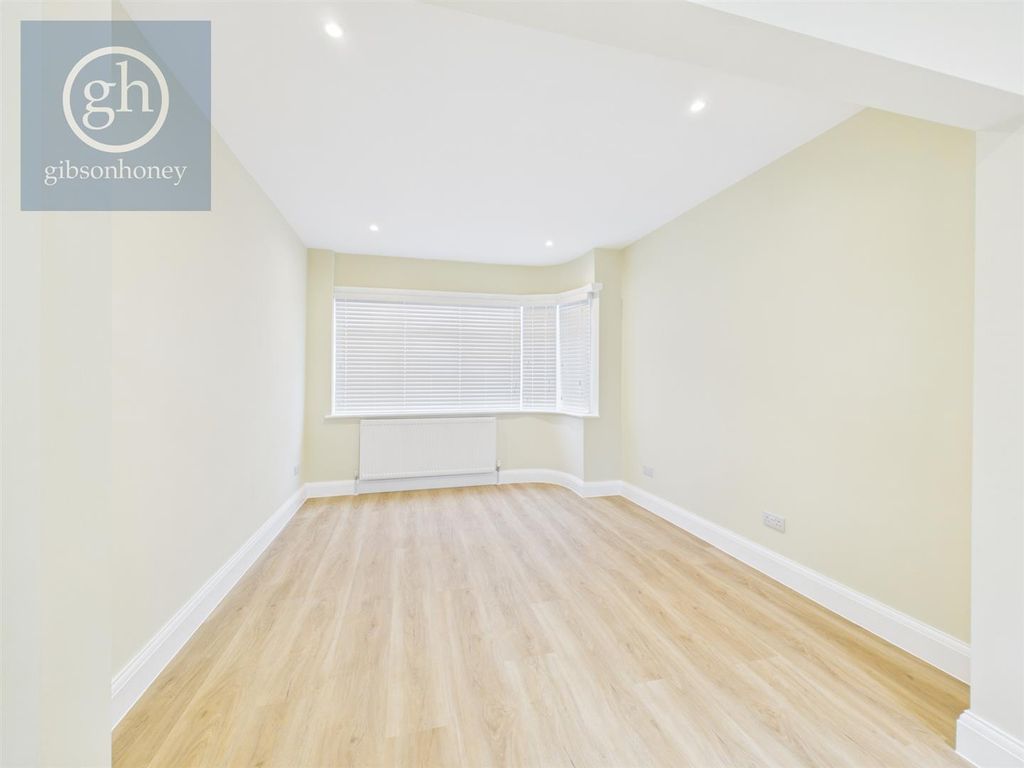 Property photo 3 of 11 Cam05080G0-Pr0271-Still004.Jpg