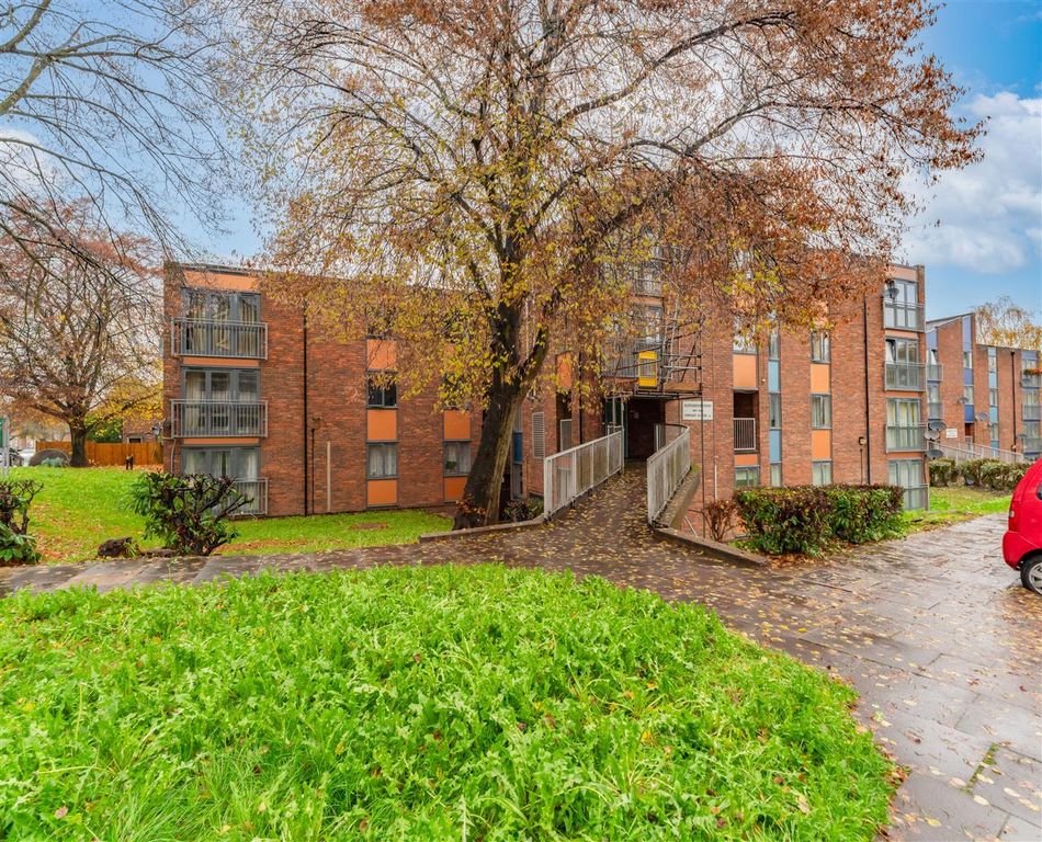 Property photo 1 of 9 177 Gloucester Court.Jpg