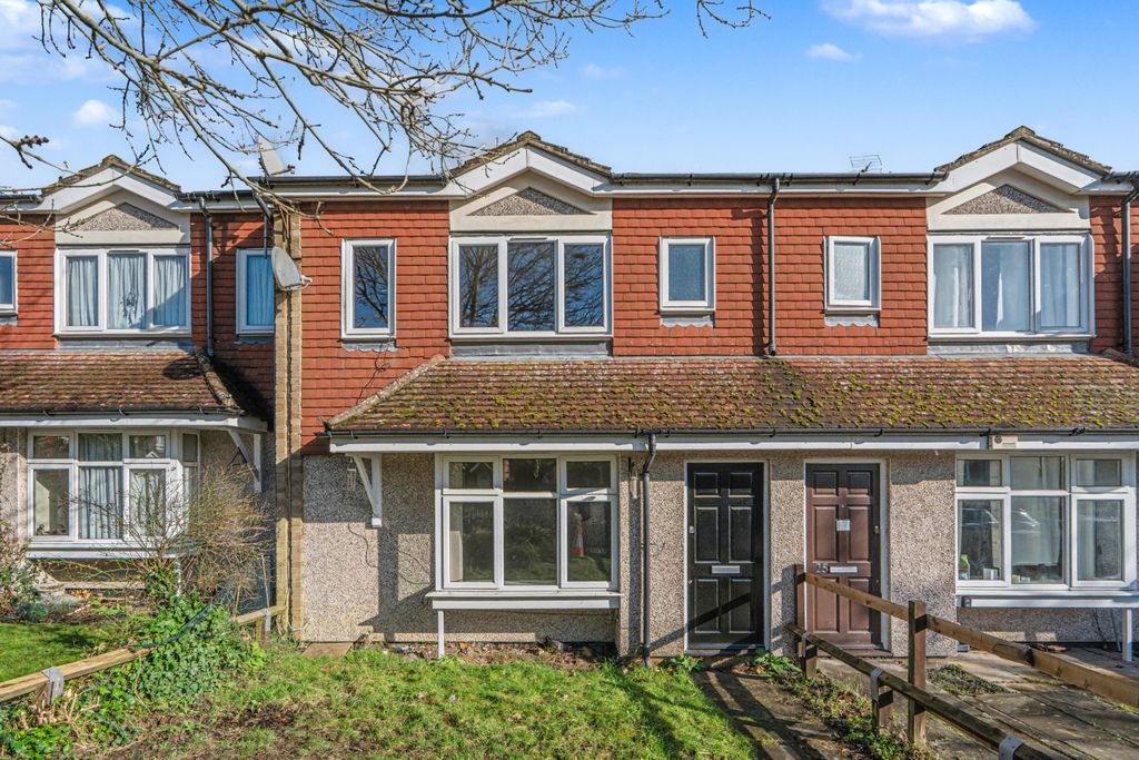 Property photo 1 of 14 27 The Chantrys, Farnham, Surrey, Gu9 7Ag