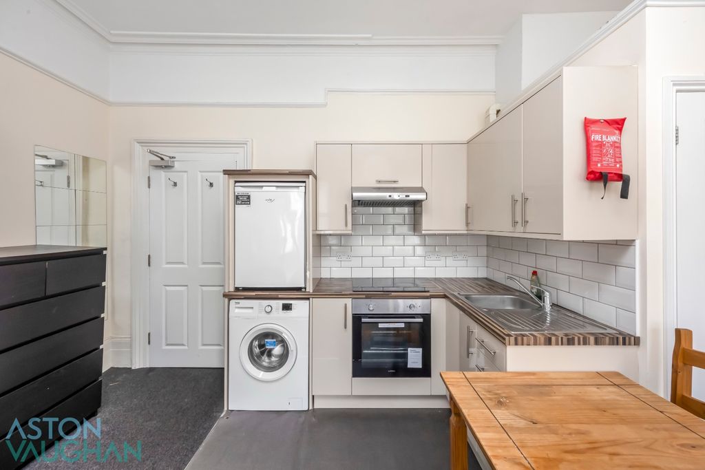 Property photo 3 of 8 5698842