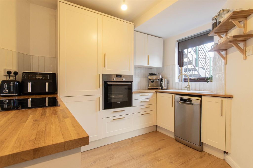 Property photo 3 of 17 Kitchen