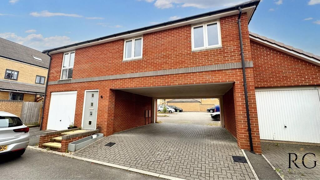 Property photo 1 of 10 Modern Red-Brick Property With Covered Parking/Arc...