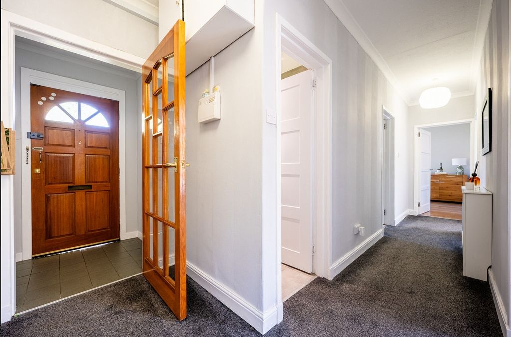 Property photo 2 of 11 Hallway
