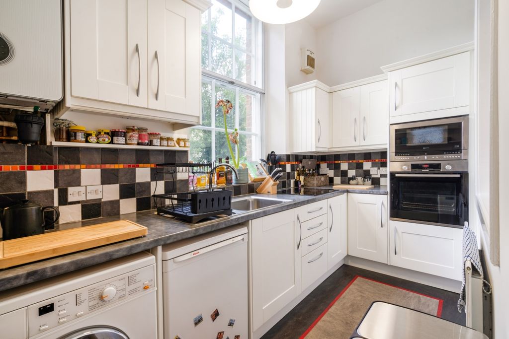 Property photo 3 of 10 Kitchen