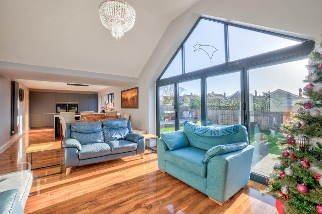 Property photo 3 of 25 11 Homecroft (24).Jpg