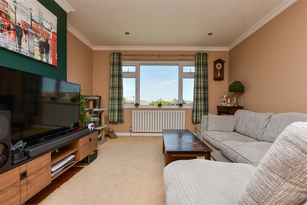Property photo 3 of 11 Lounge