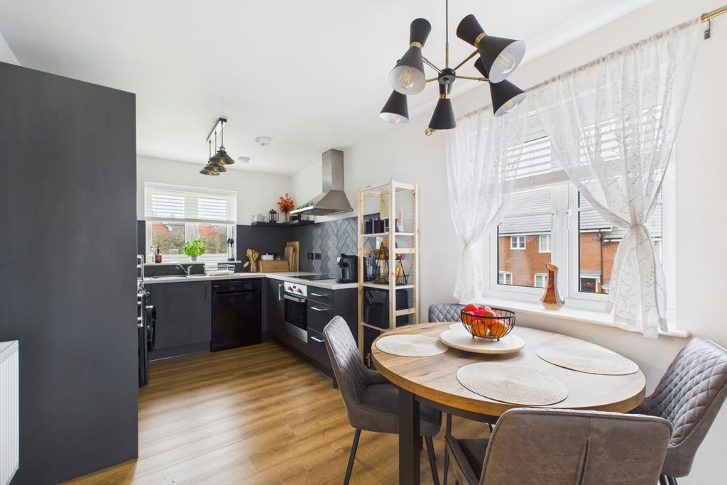 Property photo 3 of 9 Kitchen Dining