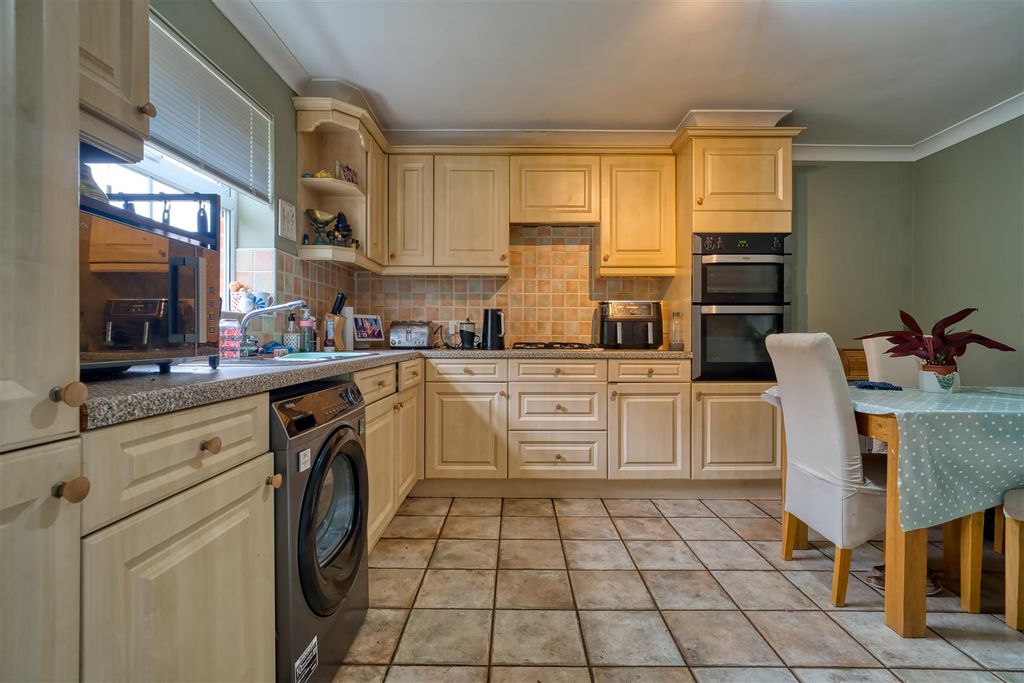 Property photo 3 of 10 Kitchen
