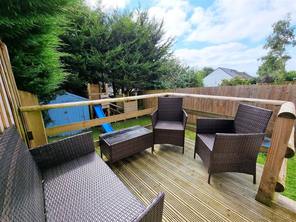 Property photo 3 of 18 Seating Area.Jpg