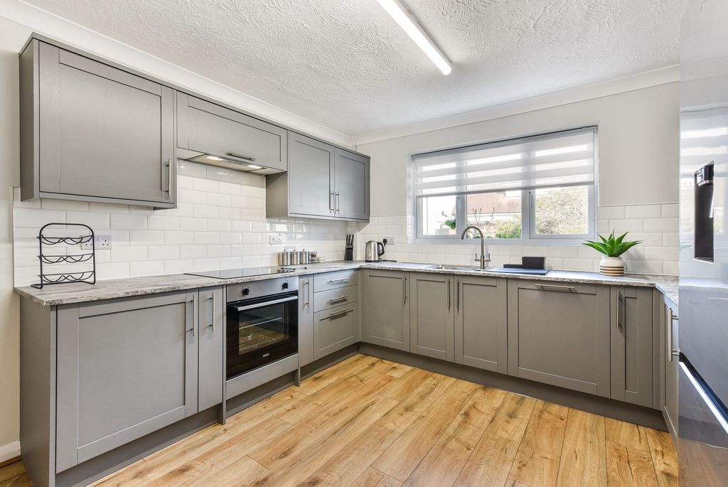 Property photo 3 of 27