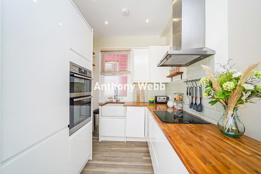 Property photo 2 of 18 Kitchen