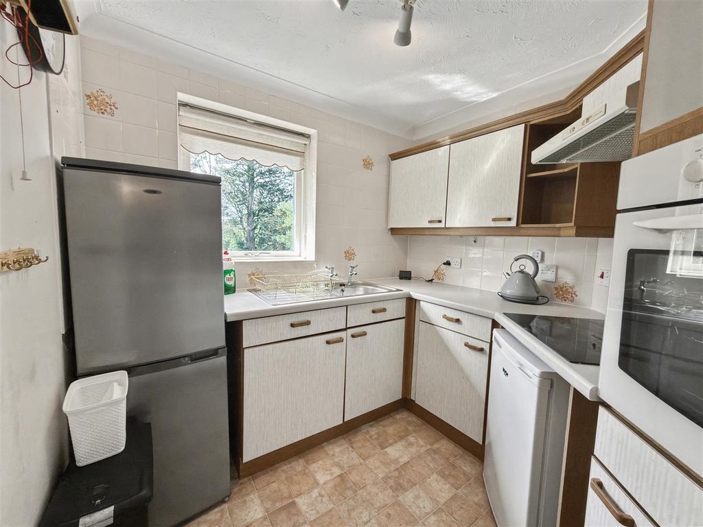 Property photo 3 of 9 Kitchen