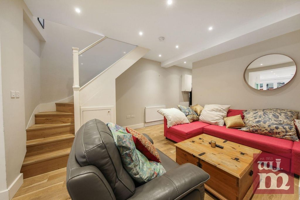 Property photo 3 of 13 Lounge