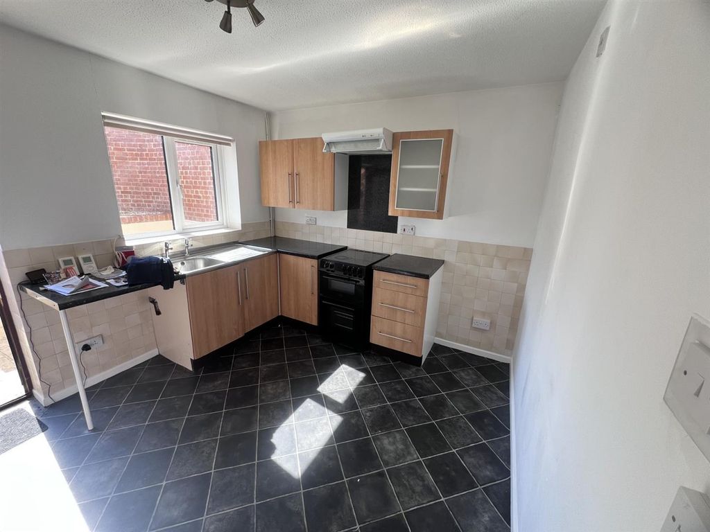 Property photo 3 of 9 Kitchen.Jpg