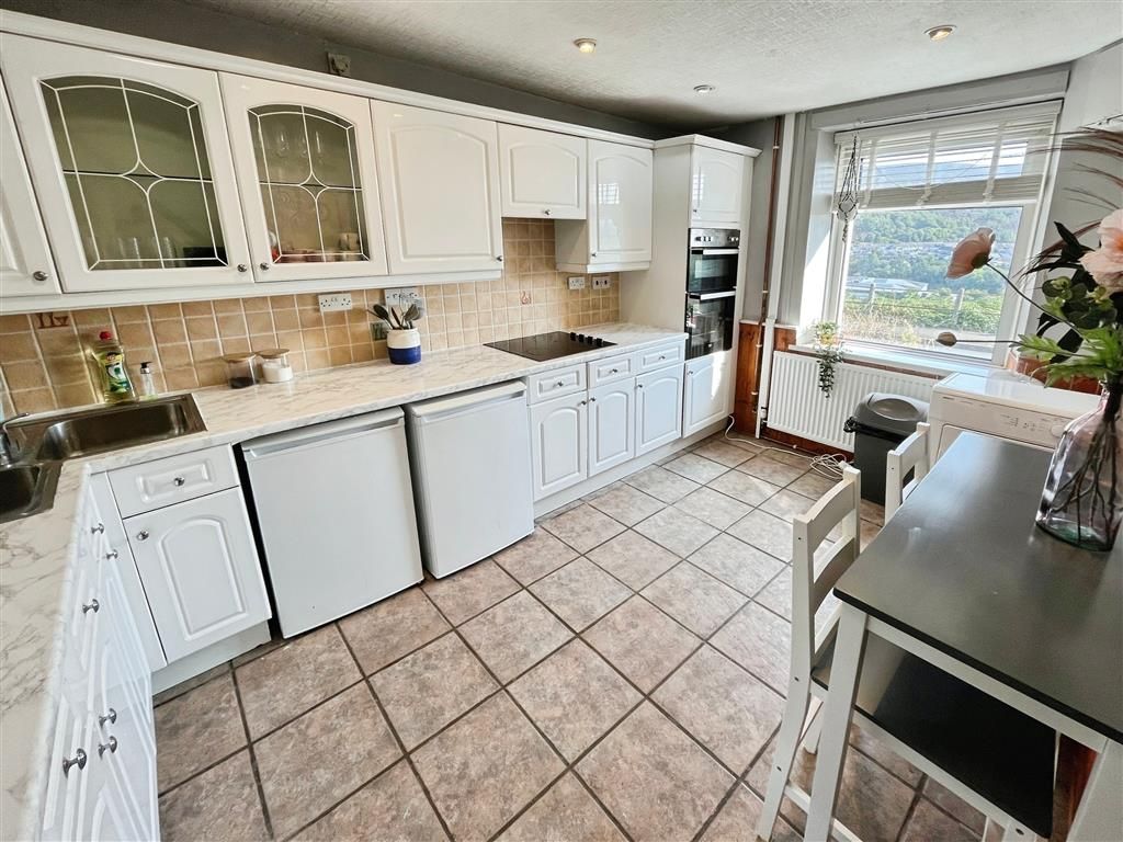 Property photo 3 of 10 Kitchen