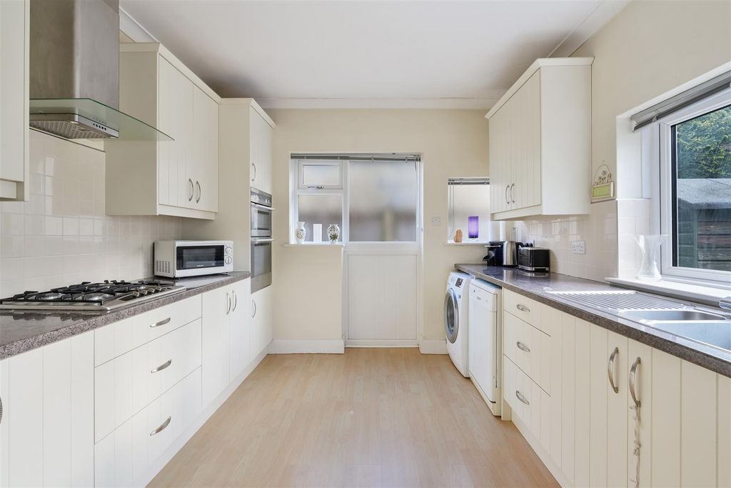 Property photo 3 of 27 West Drive, 27 (11).Jpg