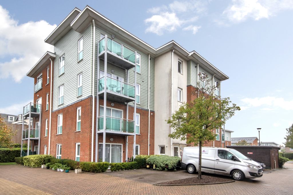 Property photo 1 of 10 2 Bed Unfurnished Luxury Apartment