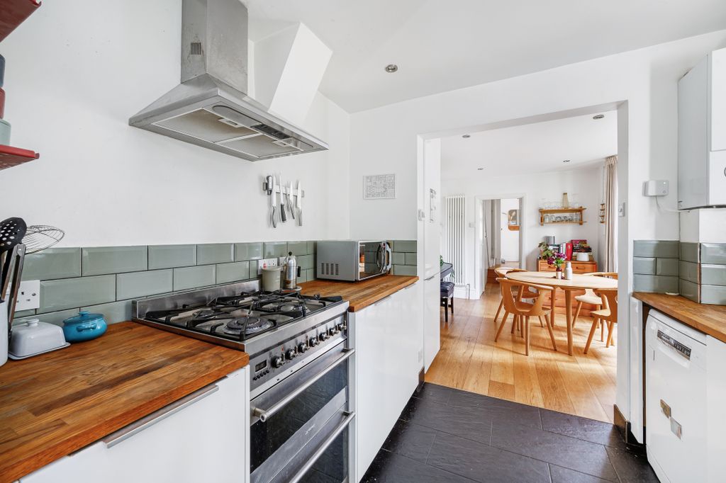 Property photo 2 of 11 Kitchen