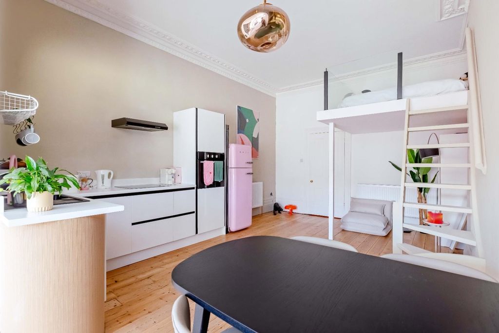 Property photo 3 of 15 3 49 Sackville_4.Jpg