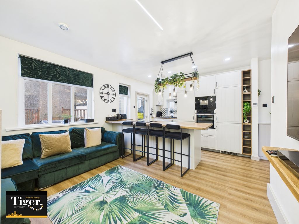 Property photo 2 of 27 Cam03440G0-Pr0460-Still019