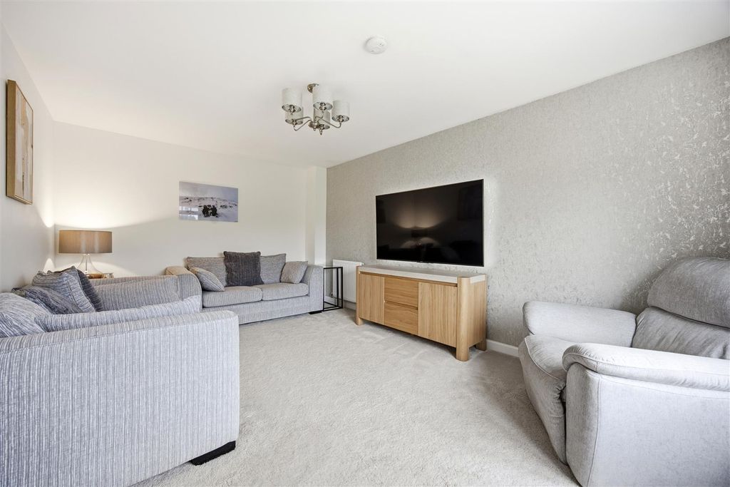 Property photo 3 of 32 14-9_Limekilns_Drive_Kirkintilloch_014.Jpg