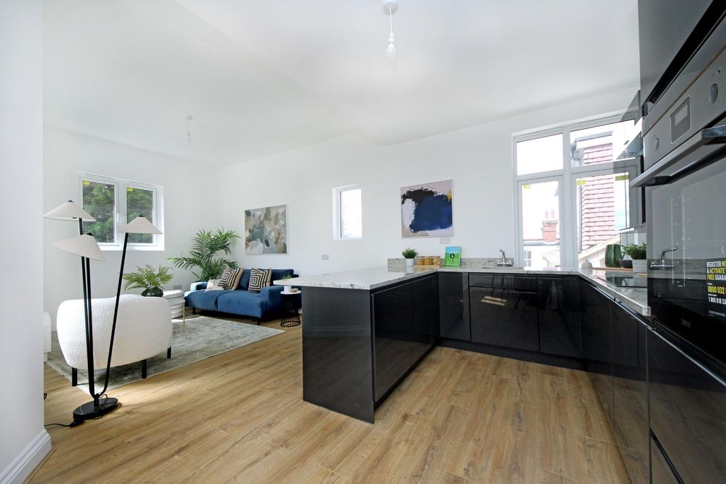 Property photo 3 of 9 Woodfield Rd (8).Jpg