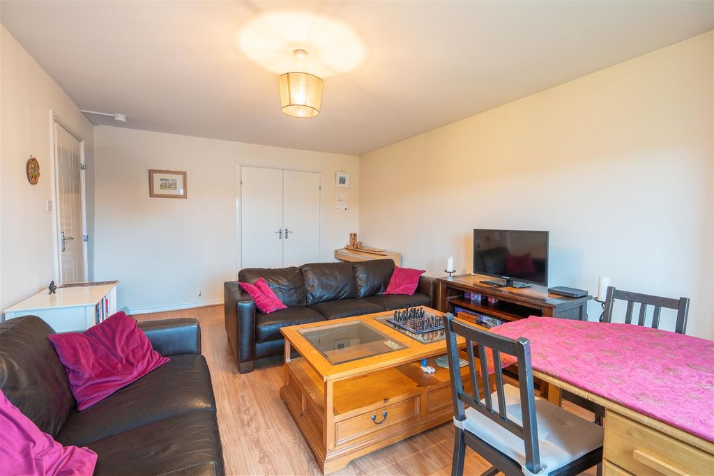 Property photo 3 of 10 Lounge.Jpg