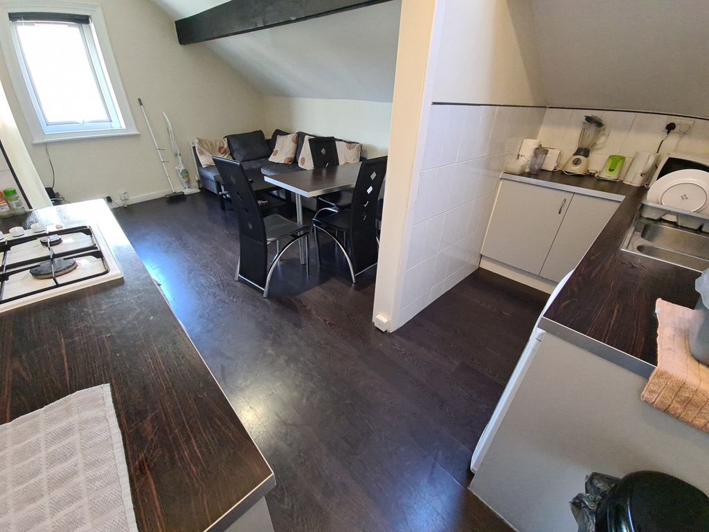 Property photo 3 of 7 A Modern Kitchen With Ample Workspace, Clean Count...