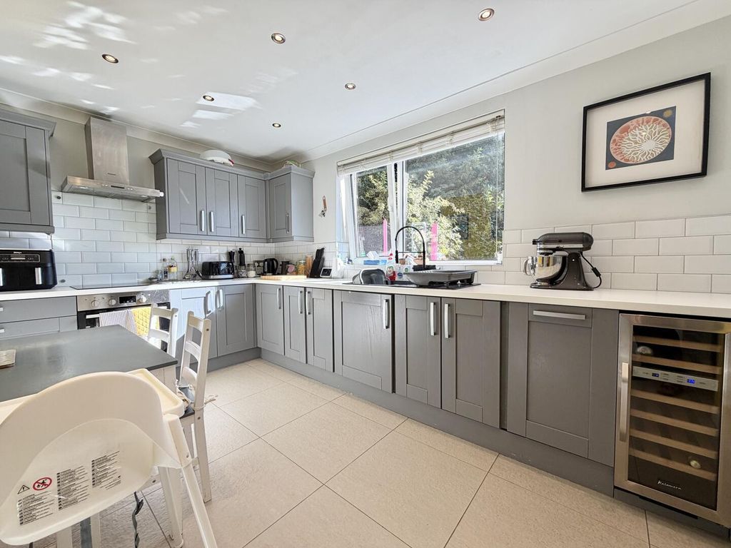 Property photo 2 of 19 Kitchen