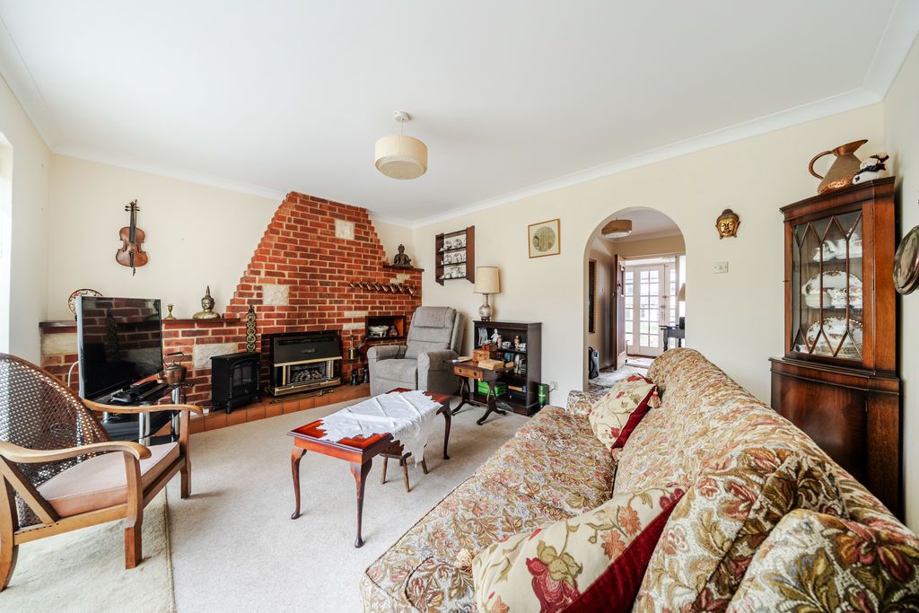 Property photo 3 of 20 Lounge