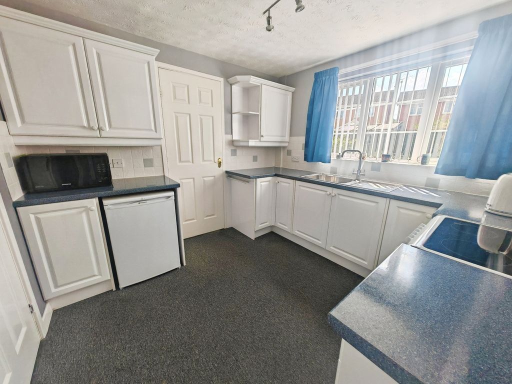 Property photo 3 of 27 Kitchen