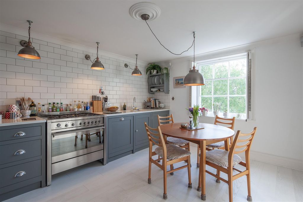 Property photo 2 of 14 5, 21 Pittville Lawn Kitchen .Jpg