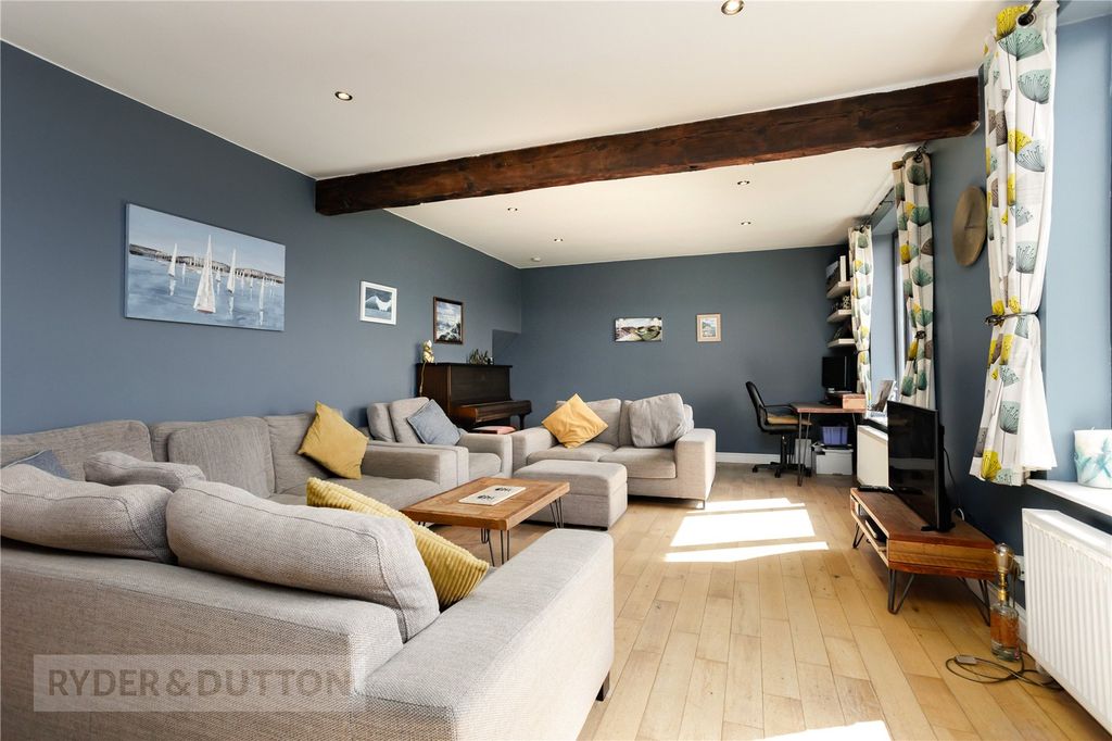 Property photo 1 of 20 Lounge