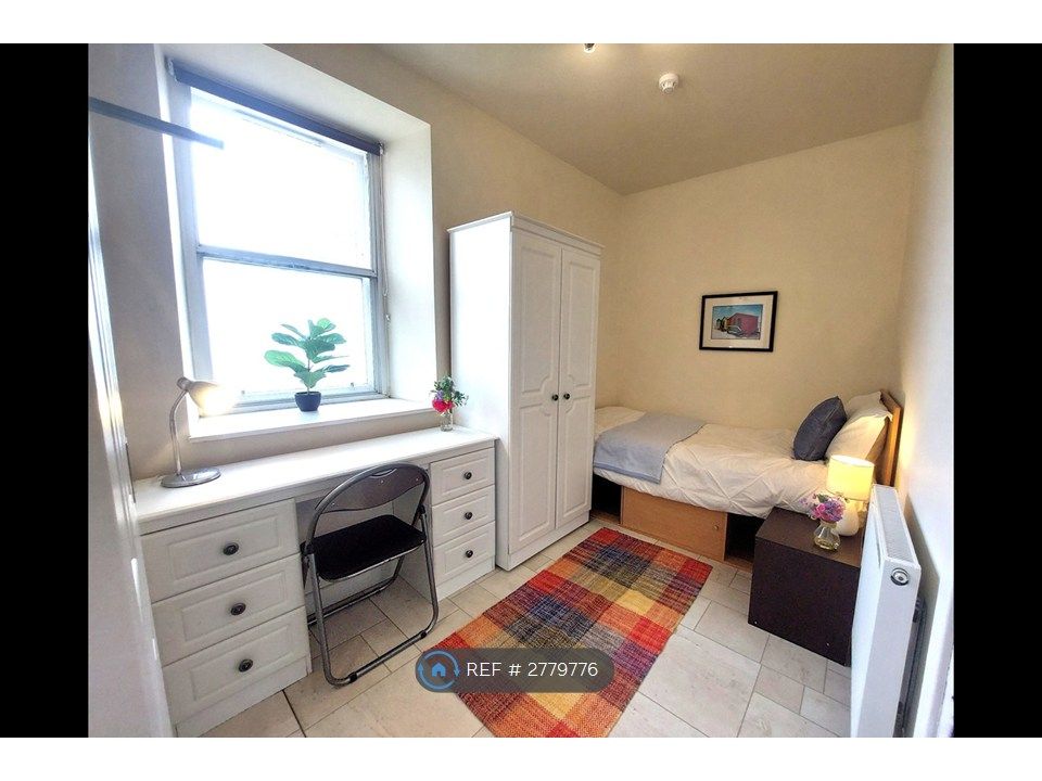 Property photo 3 of 8 Room 2 - Ensuite Single