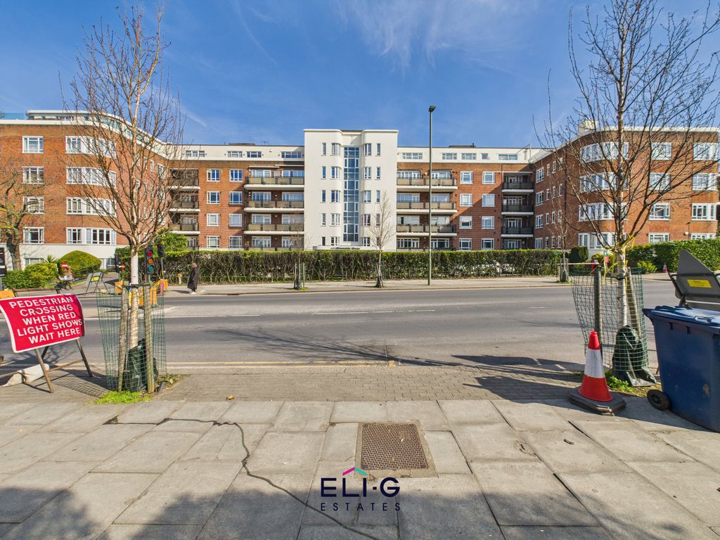 Property photo 1 of 17 A Large Four Bedroom Purpose Built Apartment In This Porter Block